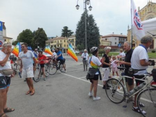 L&#039;arrivo dei partecipanti in piazza a Cornuda, accolti dalle Acli di Treviso
